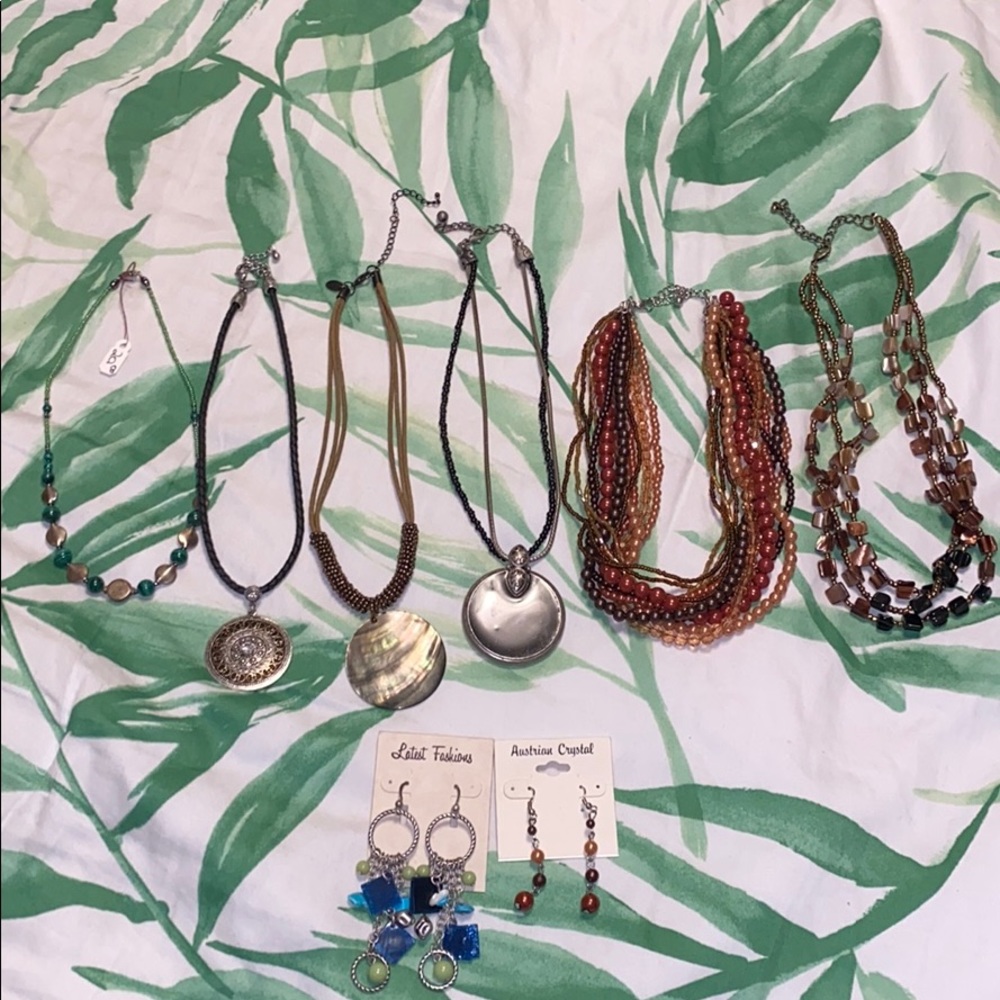 Necklace bundle & earrings